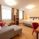 Otel Mader 4*